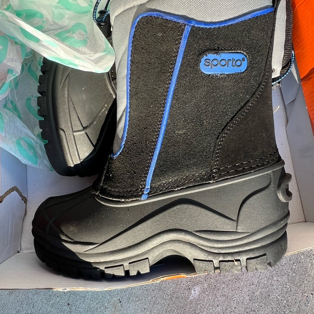 Kids Sporto snow boots size 3M.